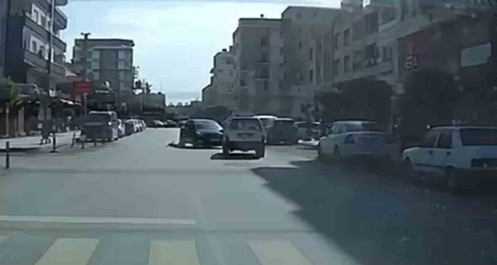 Yola fırlayan çocuğa çarpmamak isterken karşı yönden gelen otomobille kafa kafaya çarpıştı 6 yola firlayan cocuga carpmamak isterken karsi yonden gelen otomobille kafa kafaya carpisti 2 K3jJz9O4