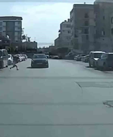 yola-firlayan-cocuga-carpmamak-isterken-karsi-yonden-gelen-otomobille-kafa-kafaya-carpisti-YcWahiex.jpg