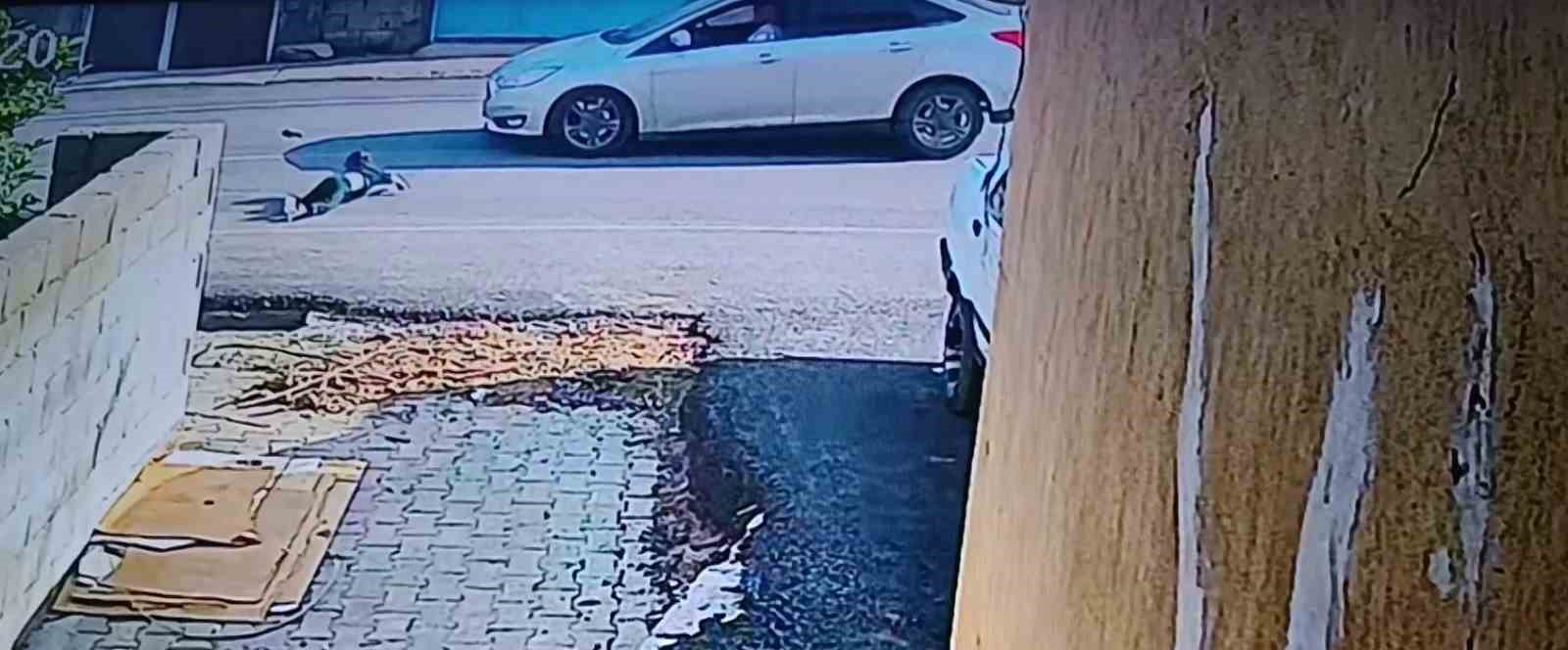 yola firlayan cocuk otomobilin carpmasiyla metrelerce savruldu o anlar kamerada 0 UaLtE1Ca
