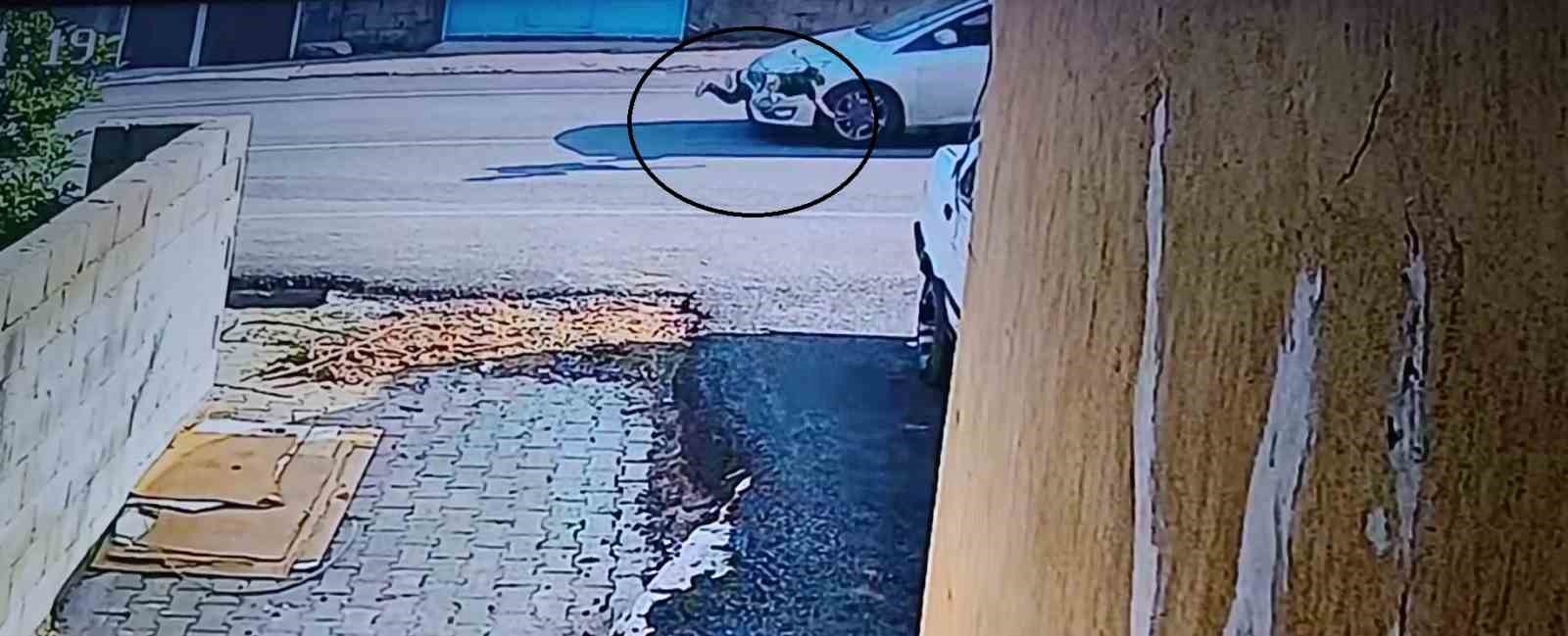 yola firlayan cocuk otomobilin carpmasiyla metrelerce savruldu o anlar kamerada 1 Q3TZkLVj
