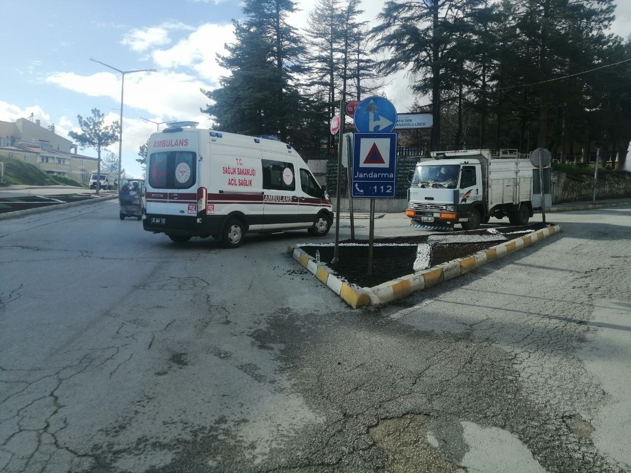 yola savrulan motosikletin surucusu kaski sayesinde kurtuldu 1