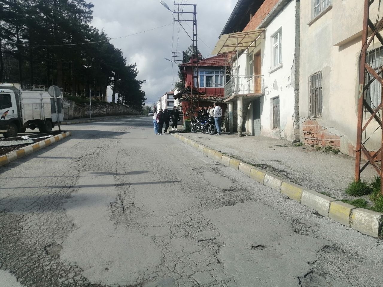 yola savrulan motosikletin surucusu kaski sayesinde kurtuldu 2 KLd39usO
