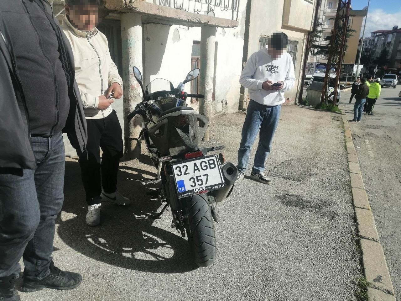 yola savrulan motosikletin surucusu kaski sayesinde kurtuldu 3 8d7ydTc8