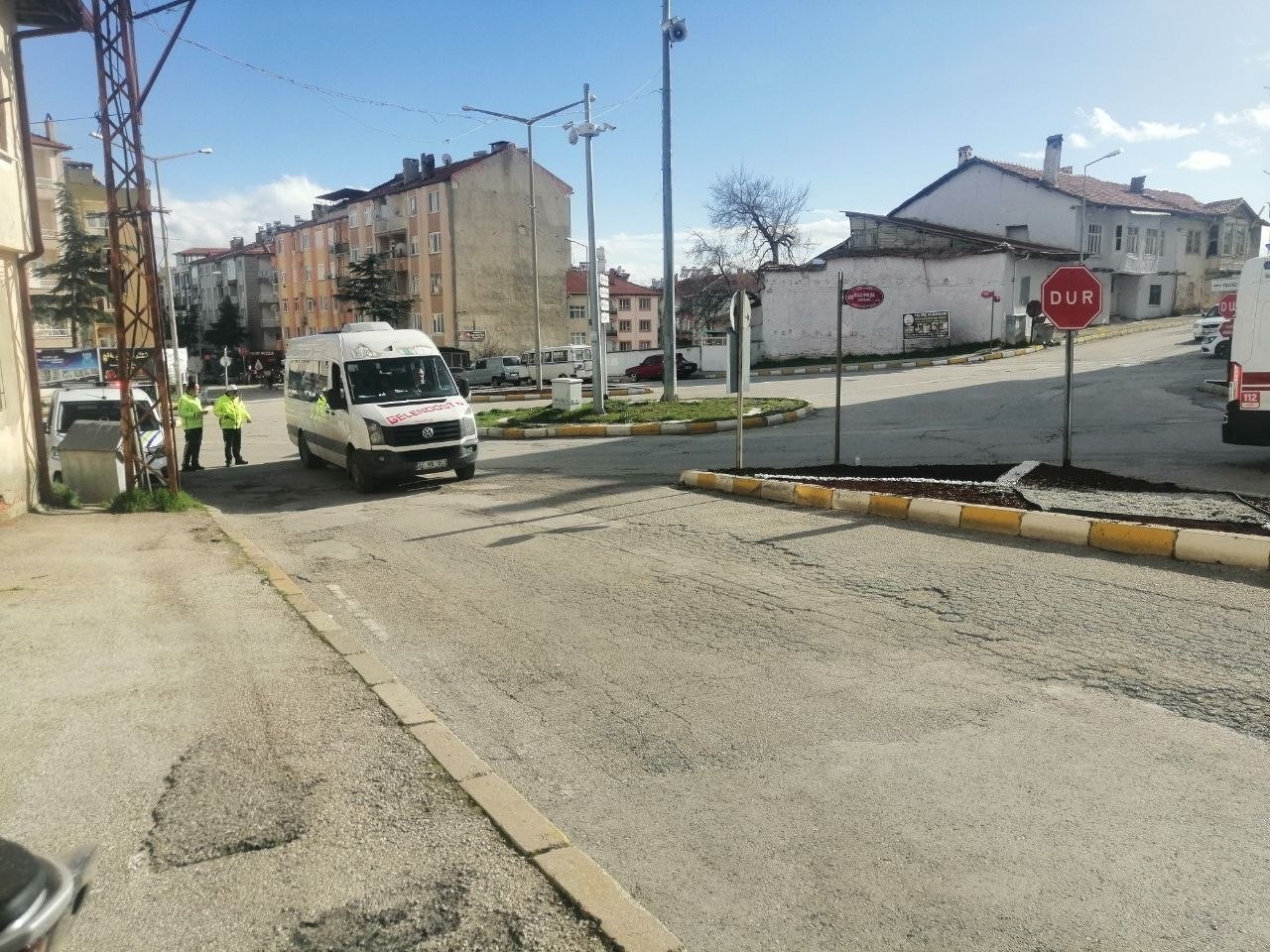 yola savrulan motosikletin surucusu kaski sayesinde kurtuldu 4 m8TFpd65