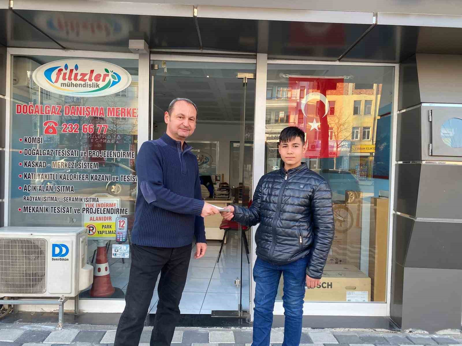 Yola savrulan parasını toplayan esnafı yapılan haberlerde görüp parasını teslim aldı 4 yola savrulan parasini toplayan esnafi yapilan haberlerde gorup parasini teslim aldi 0 RM14l3t9