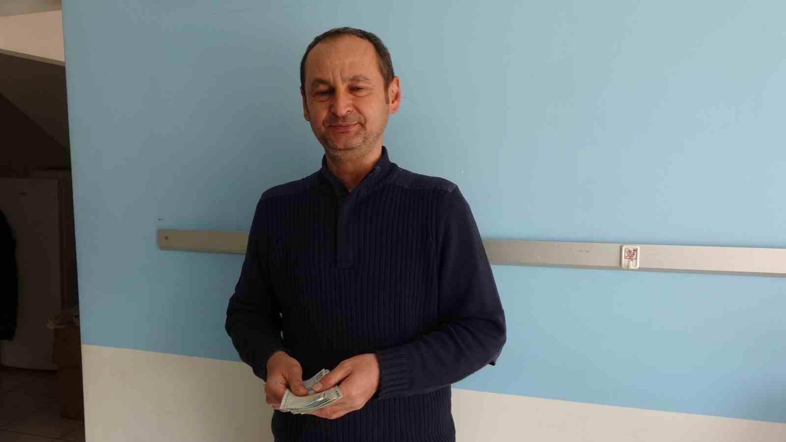 Yola savrulan parasını toplayan esnafı yapılan haberlerde görüp parasını teslim aldı 6 yola savrulan parasini toplayan esnafi yapilan haberlerde gorup parasini teslim aldi 2 YD9VFLfq