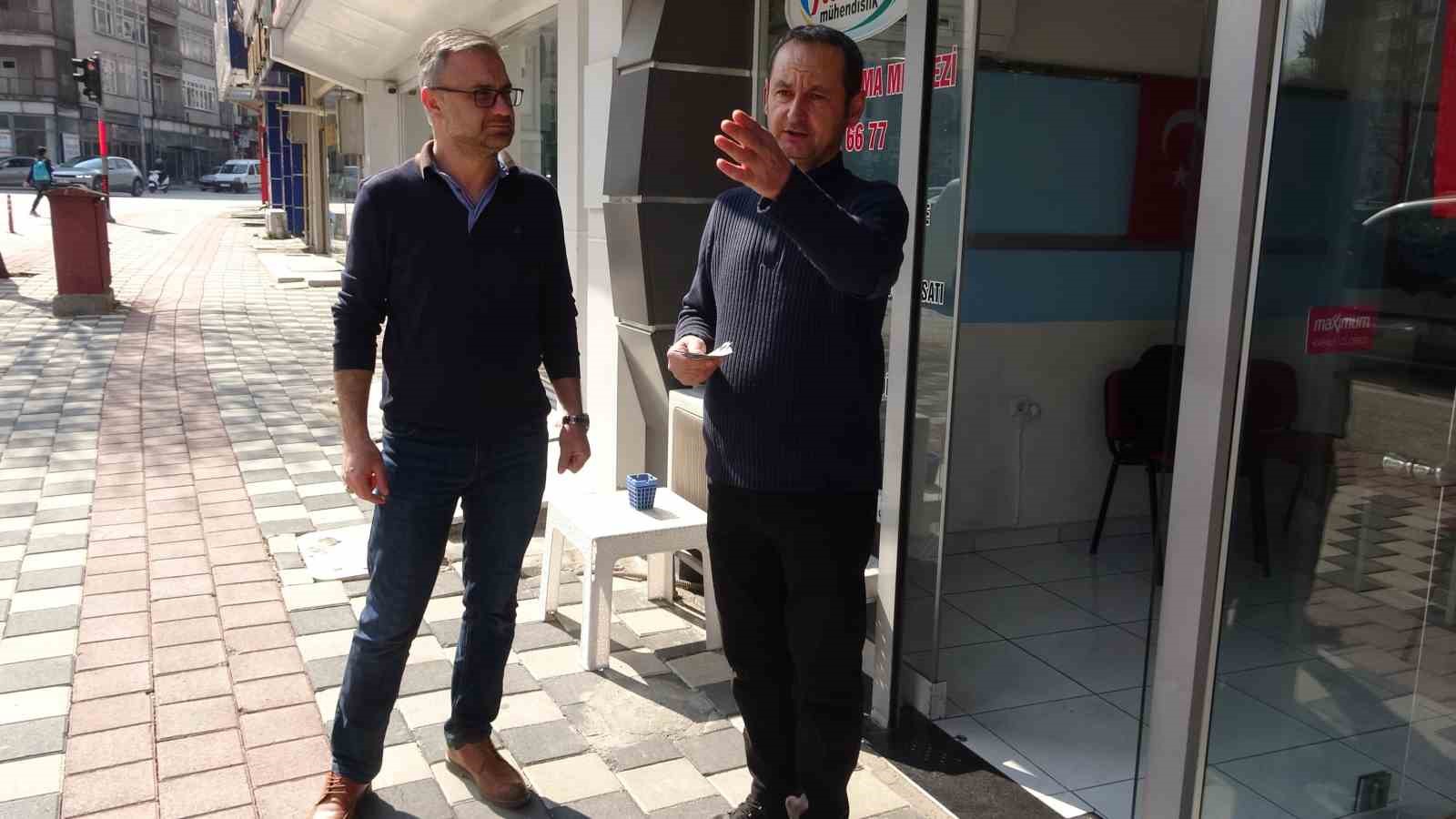 Yola savrulan parasını toplayan esnafı yapılan haberlerde görüp parasını teslim aldı 8 yola savrulan parasini toplayan esnafi yapilan haberlerde gorup parasini teslim aldi 4 Lbe6zYh5
