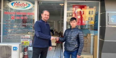 yola-savrulan-parasini-toplayan-esnafi-yapilan-haberlerde-gorup-parasini-teslim-aldi-RnsQFEv2.jpg