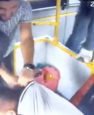 yolcu-ile-tartisan-halk-otobusu-soforune-meydan-dayagi-4kAUmIcc.jpg