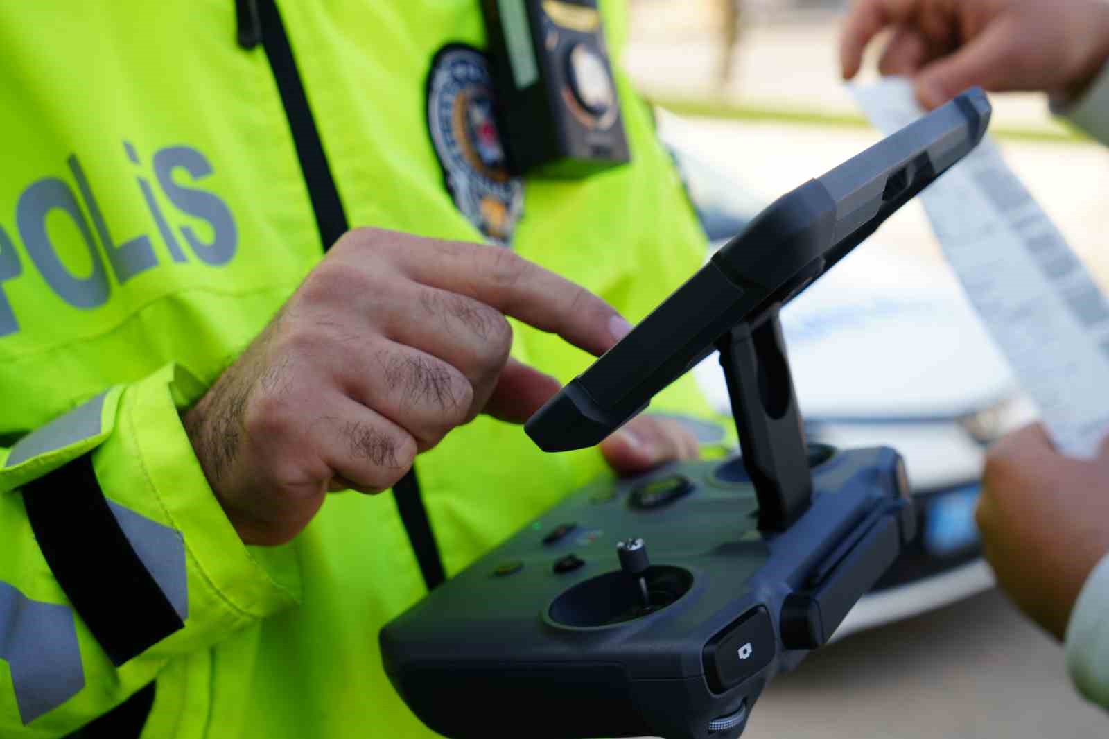 Yolcu kapısından inen ehliyetsiz sürücü drondan kaçamadı: "Gafil avlandım" dedi, ceza makbuzuyla hatıra fotoğrafı çektirdi 10 yolcu kapisindan inen ehliyetsiz surucu drondan kacamadi gafil avlandim dedi ceza makbuzuyla hatira fotografi 4SveB2mM