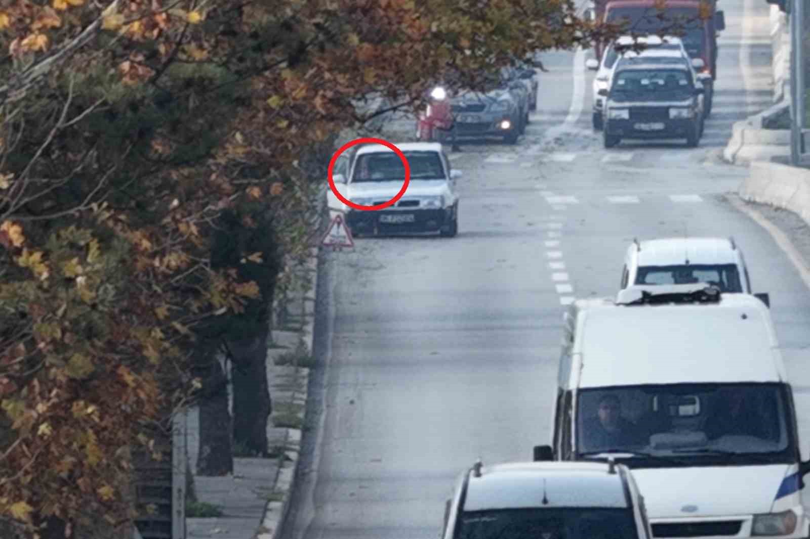 Yolcu kapısından inen ehliyetsiz sürücü drondan kaçamadı: "Gafil avlandım" dedi, ceza makbuzuyla hatıra fotoğrafı çektirdi 11 yolcu kapisindan inen ehliyetsiz surucu drondan kacamadi gafil avlandim dedi ceza makbuzuyla hatira fotografi