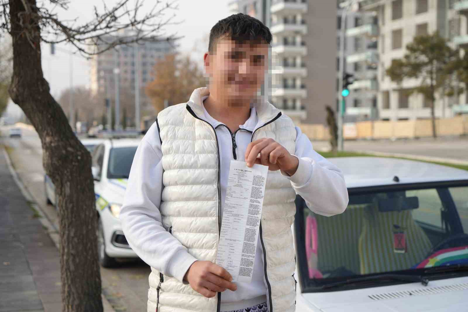 Yolcu kapısından inen ehliyetsiz sürücü drondan kaçamadı: "Gafil avlandım" dedi, ceza makbuzuyla hatıra fotoğrafı çektirdi 8 yolcu kapisindan inen ehliyetsiz surucu drondan kacamadi gafil avlandim dedi ceza makbuzuyla hatira fotografi
