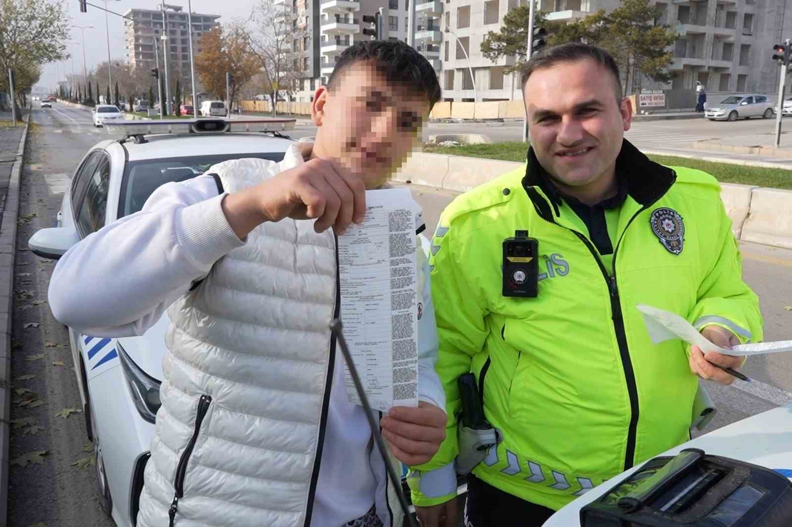 Yolcu kapısından inen ehliyetsiz sürücü drondan kaçamadı: "Gafil avlandım" dedi, ceza makbuzuyla hatıra fotoğrafı çektirdi 4 yolcu kapisindan inen ehliyetsiz surucu drondan kacamadi gafil avlandim dedi ceza makbuzuyla hatira fotografi