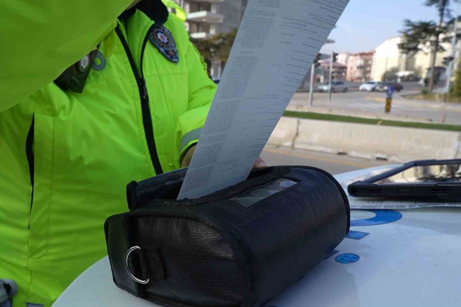 Yolcu kapısından inen ehliyetsiz sürücü drondan kaçamadı: "Gafil avlandım" dedi, ceza makbuzuyla hatıra fotoğrafı çektirdi 7 yolcu kapisindan inen ehliyetsiz surucu drondan kacamadi gafil avlandim dedi ceza makbuzuyla hatira fotografi XYTrjVNf
