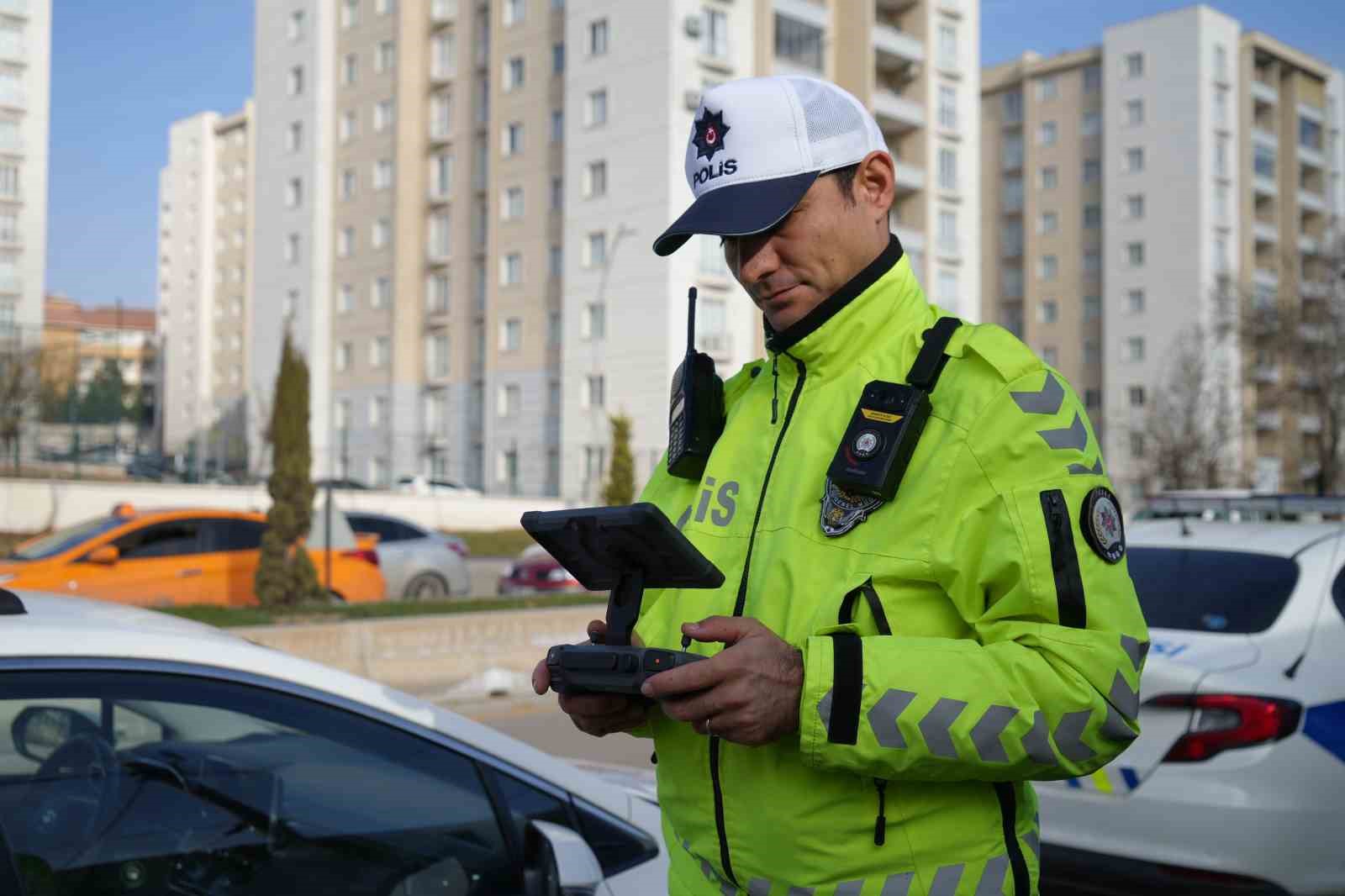 Yolcu kapısından inen ehliyetsiz sürücü drondan kaçamadı: "Gafil avlandım" dedi, ceza makbuzuyla hatıra fotoğrafı çektirdi 12 yolcu kapisindan inen ehliyetsiz surucu drondan kacamadi gafil avlandim dedi ceza makbuzuyla hatira fotografi nb3L4Rpd