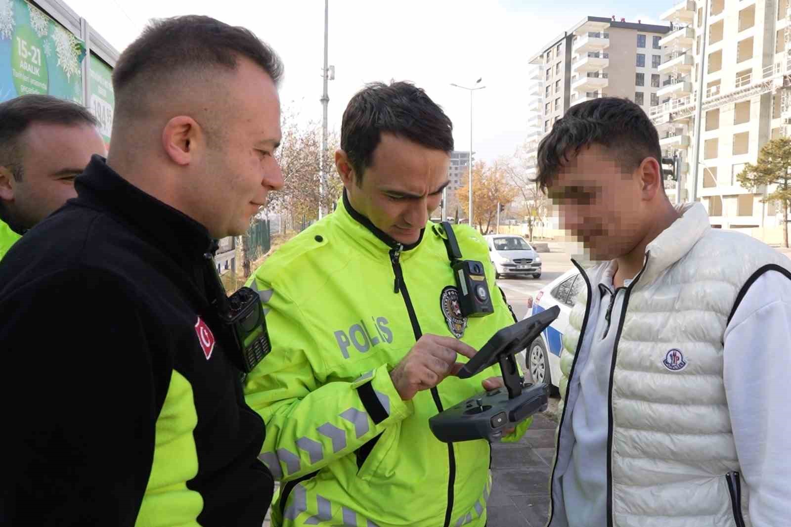 Yolcu kapısından inen ehliyetsiz sürücü drondan kaçamadı: "Gafil avlandım" dedi, ceza makbuzuyla hatıra fotoğrafı çektirdi 5 yolcu kapisindan inen ehliyetsiz surucu drondan kacamadi gafil avlandim dedi ceza makbuzuyla hatira fotografi tgMZj4XS