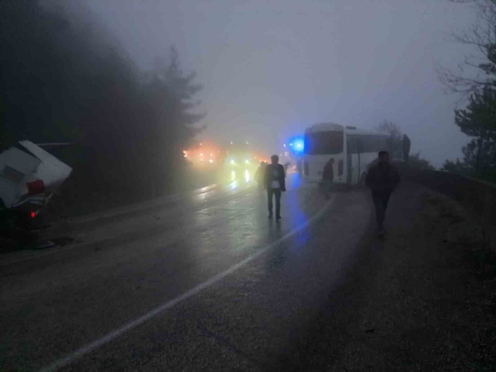 yolcu midibusu ile yakit yuklu tir carpisti 3 yarali 1 TvzguHZy