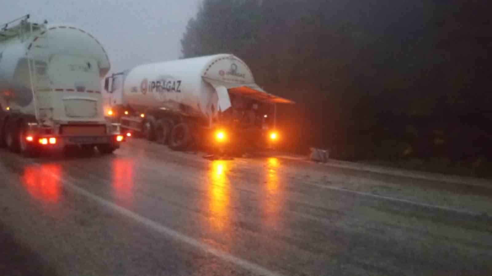 yolcu midibusu ile yakit yuklu tir carpisti 3 yarali 2 e635kWja