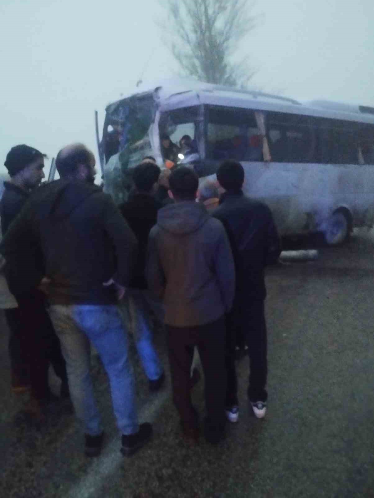 yolcu midibusu ile yakit yuklu tir carpisti 3 yarali 5 qW9swzth