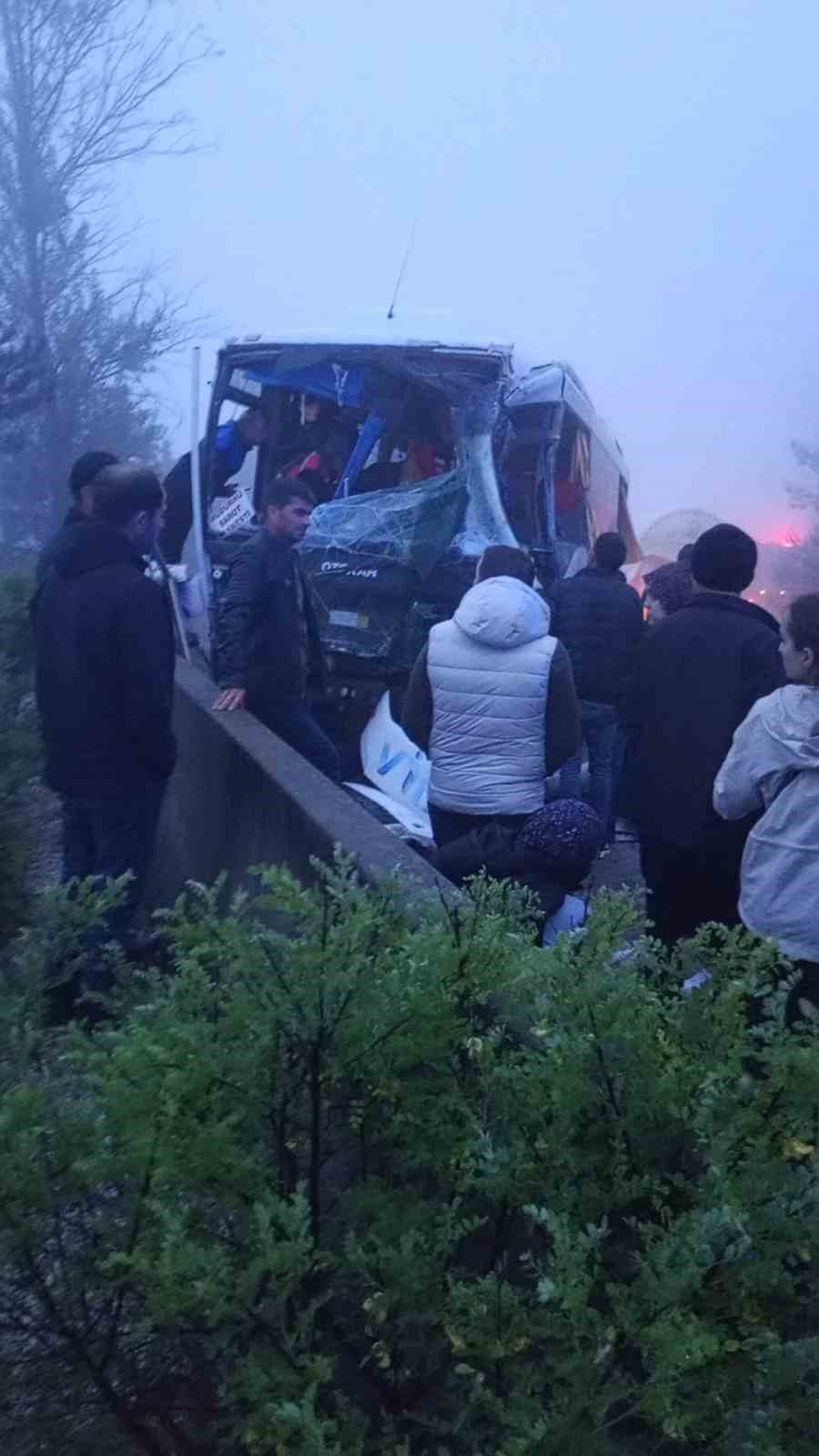 yolcu midibusu ile yakit yuklu tir carpisti 3 yarali 6