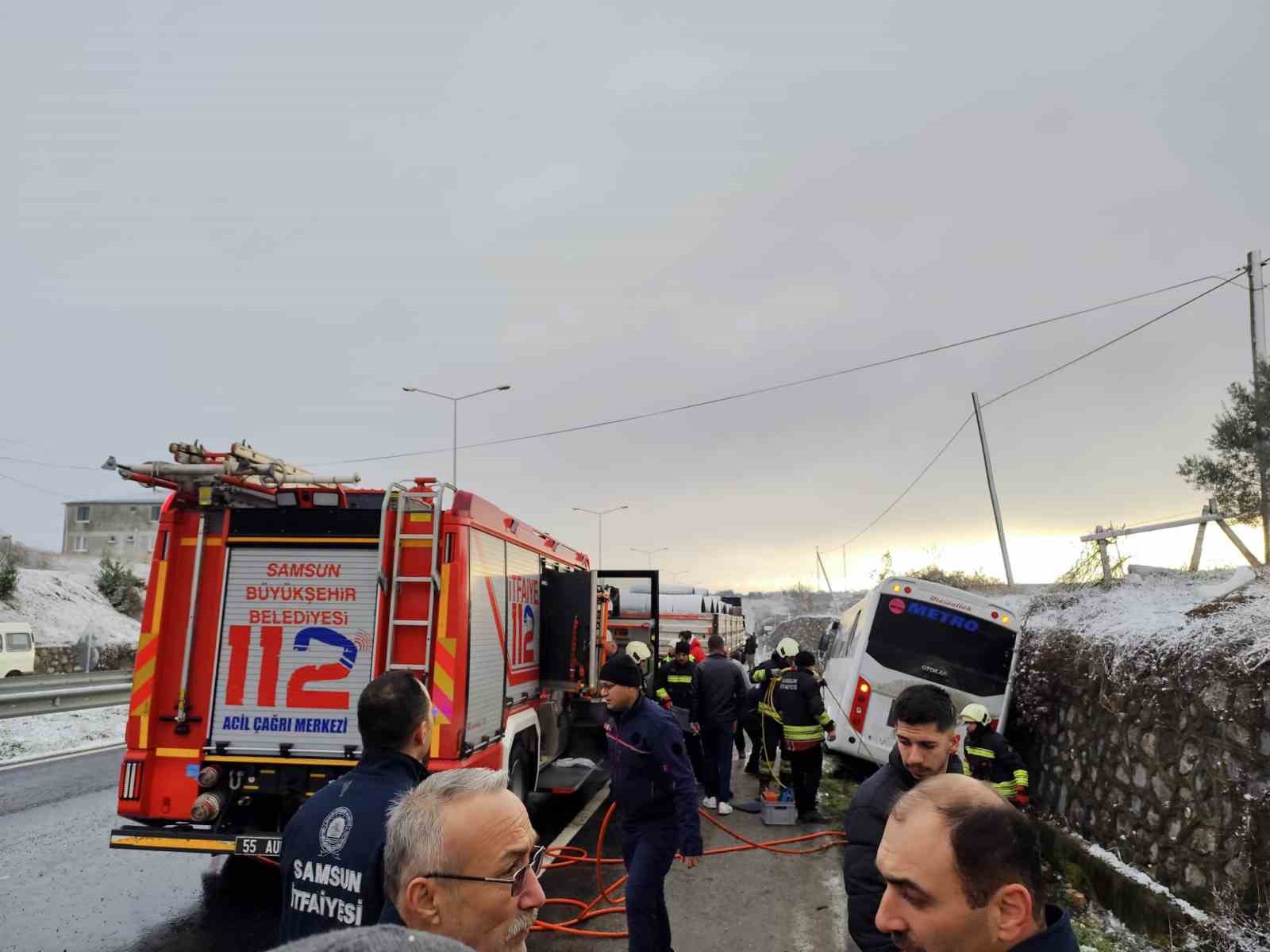 yolcu midibusu kazazede aileye carpti 1 olu 3 yarali 2 IvWwrj3b
