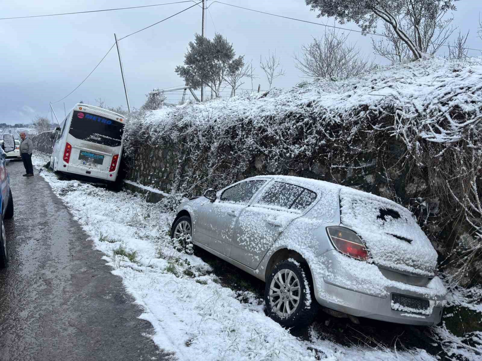 yolcu midibusu kazazede aileye carpti 1 olu 3 yarali 4 TpGk1ME8