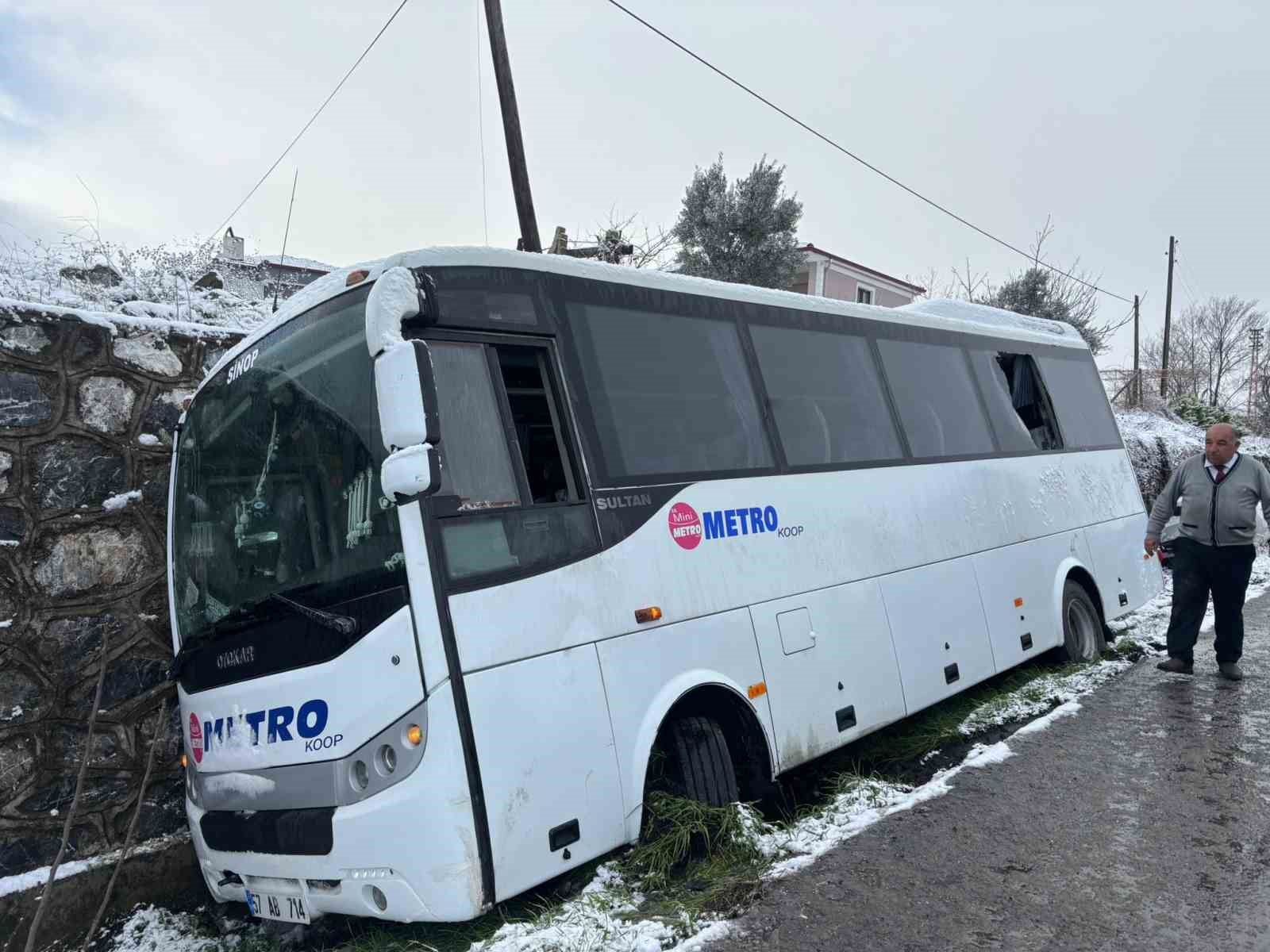 yolcu midibusu kazazede aileye carpti 1 olu 3 yarali 5 TbI9c4n5