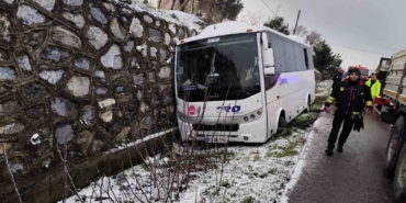 yolcu-midibusu-kazazede-aileye-carpti-1-olu-3-yarali-EhRbkNcl.jpg