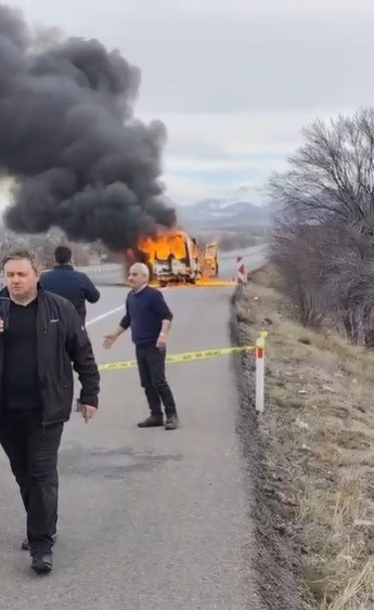 yolcu minibusu alev topuna dondu 0 Ts7iL6HS