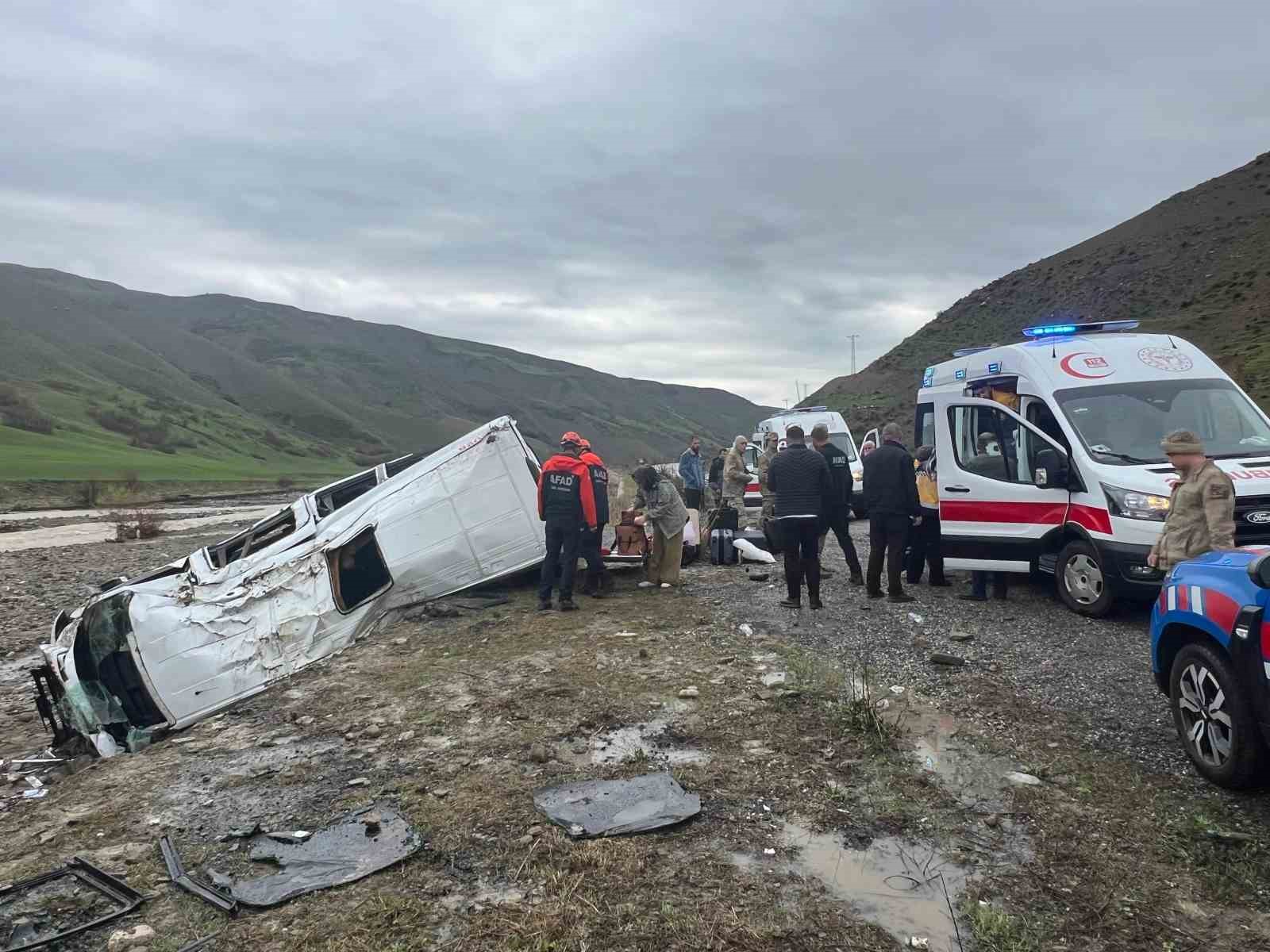 yolcu minibusu dere yatagina yuvarlandi 16 yarali 0 gqXtLNvD