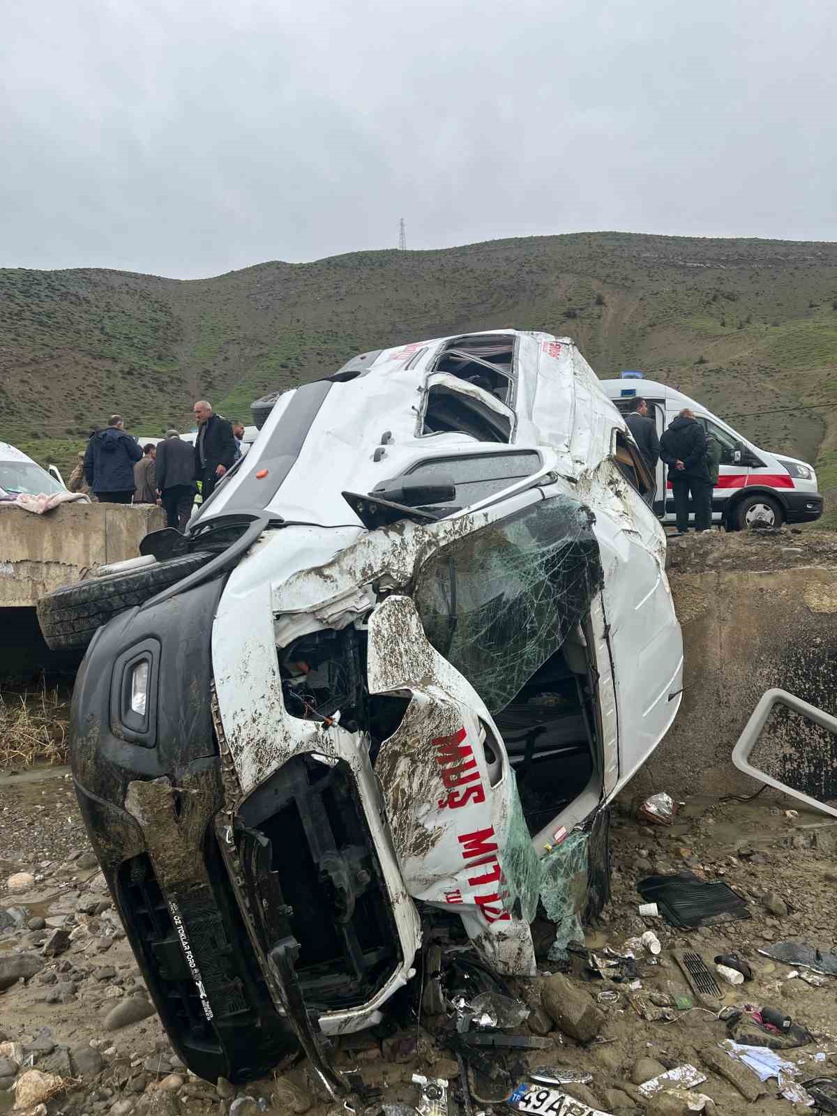yolcu minibusu dere yatagina yuvarlandi 16 yarali 1