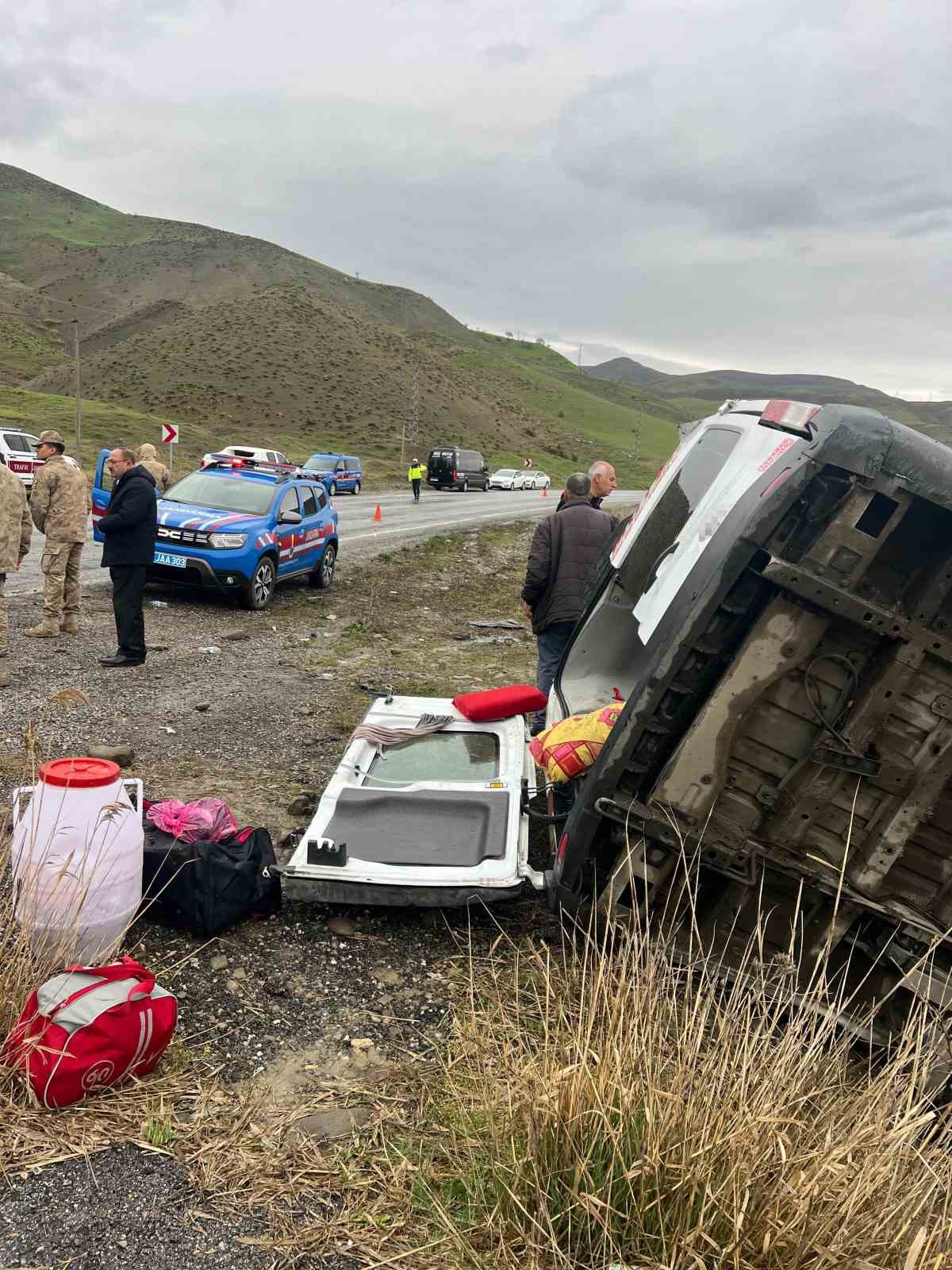 yolcu minibusu dere yatagina yuvarlandi 16 yarali 2 wRyKn6GC