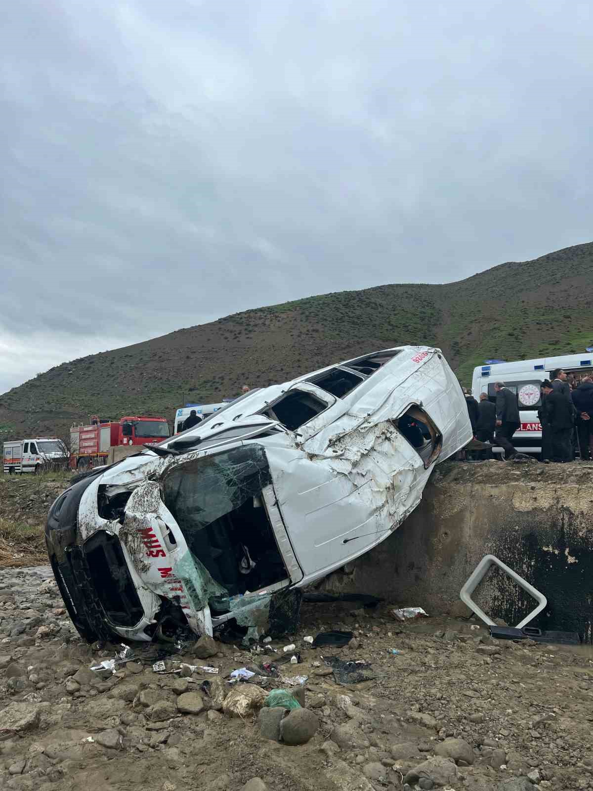 yolcu minibusu dere yatagina yuvarlandi 16 yarali 3 blyGHGt9