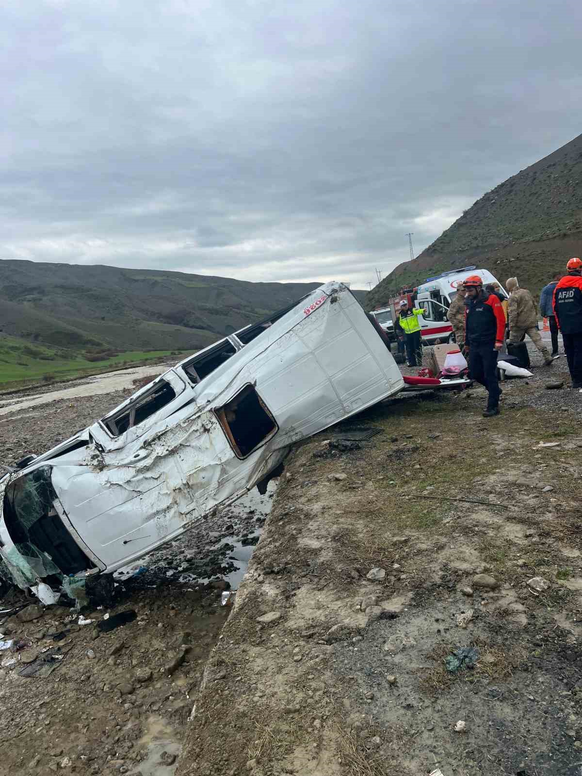 yolcu minibusu dere yatagina yuvarlandi 16 yarali 4 XLEUH2O6