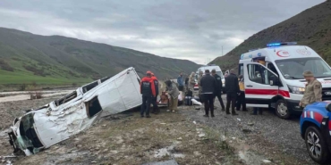 yolcu-minibusu-dere-yatagina-yuvarlandi-16-yarali-F5ZanPNA.jpg