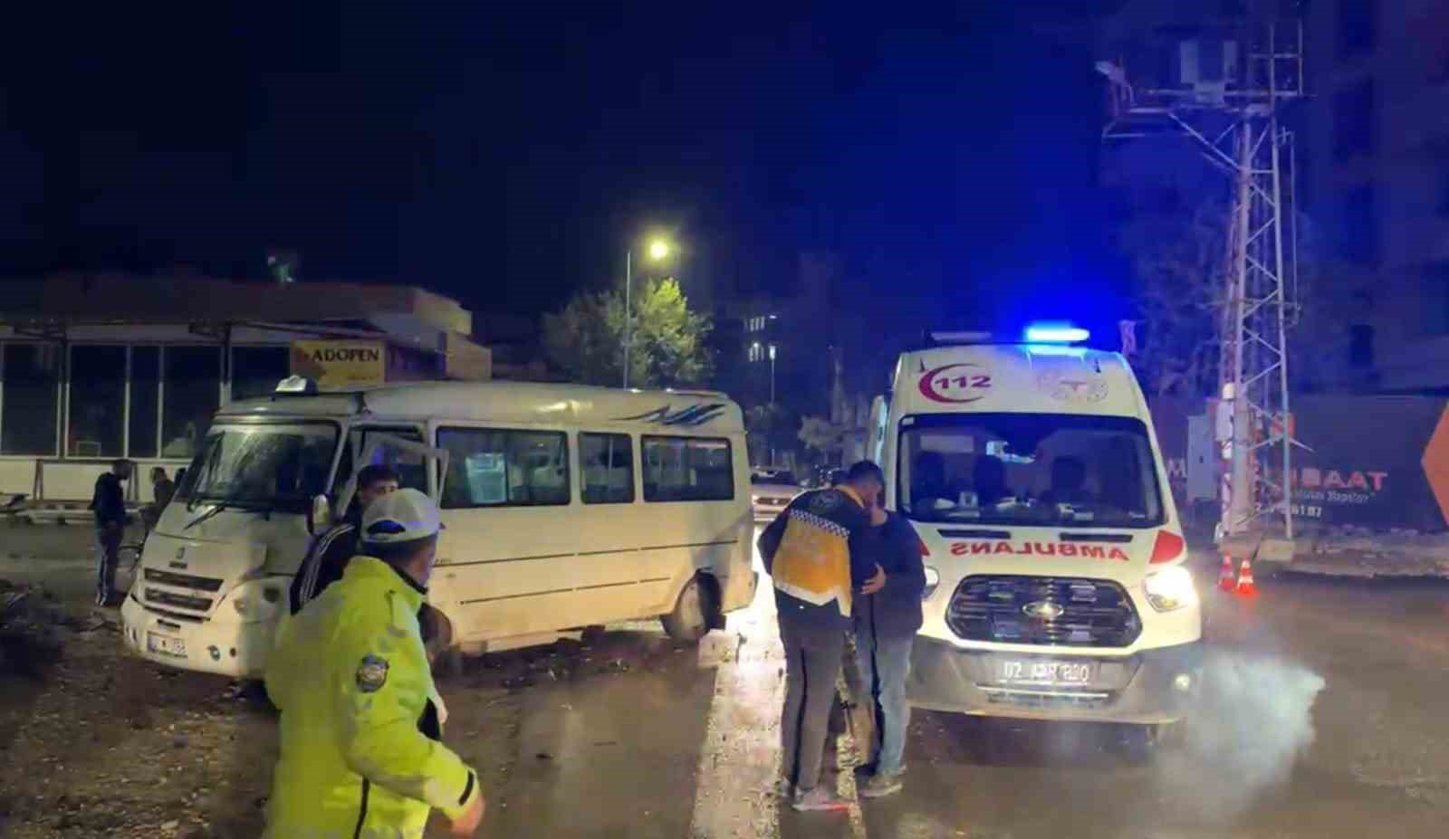 Yolcu minibüsü ile cip çarpıştı: 3 yaralı 6 yolcu minibusu ile cip carpisti 3 yarali 2