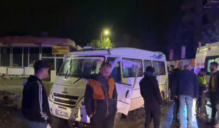 yolcu-minibusu-ile-cip-carpisti-3-yarali-rMXrSYiU.jpg