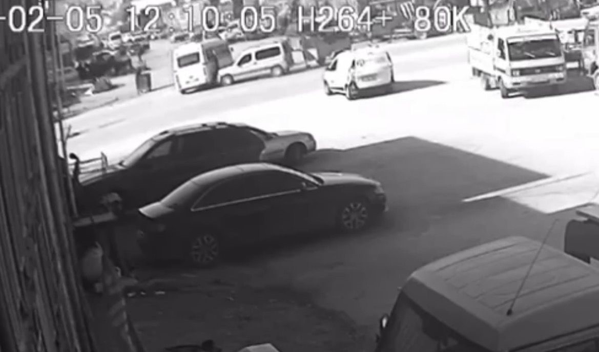 yolcu minibusu ile hafif ticari aracin karistigi kaza ani kameraya yansidi 0 SlhiBKv3