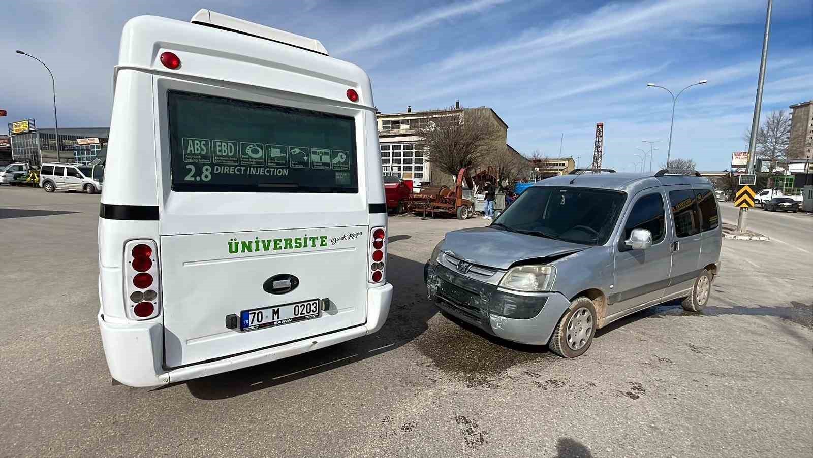 yolcu minibusu ile hafif ticari aracin karistigi kaza ani kameraya yansidi 1 KsK8cCTB