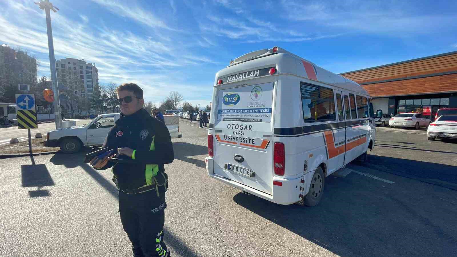 yolcu minibusu ile kamyonetin carpistigi kaza kameraya yansidi 1 6JsiQiIJ
