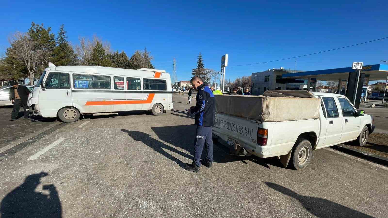 yolcu minibusu ile kamyonetin carpistigi kaza kameraya yansidi 2 4gAEELeG