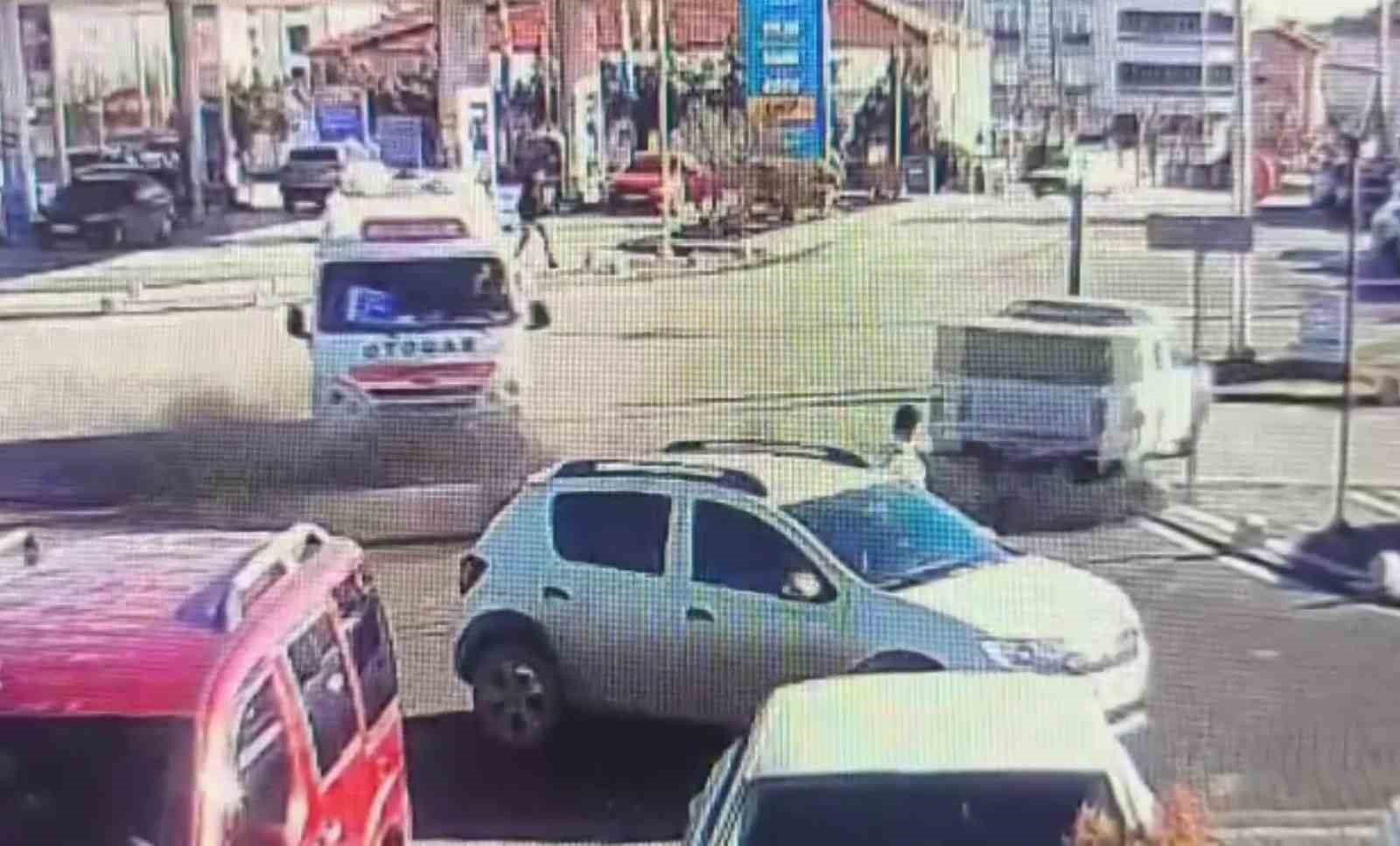 yolcu minibusu ile kamyonetin carpistigi kaza kameraya yansidi 3