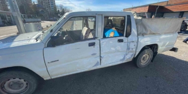 yolcu-minibusu-ile-kamyonetin-carpistigi-kaza-kameraya-yansidi-hfenYl46.jpg