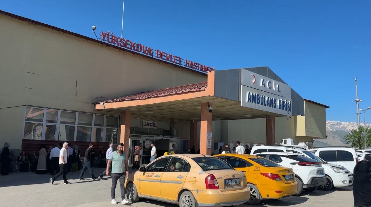 Yolcu minibüsü ile kamyonun çarpıştığı kazada ölü sayısı 3’e yükseldi 5 yolcu minibusu ile kamyonun carpistigi kazada olu sayisi 3e yukseldi 1 2UOLAuTF