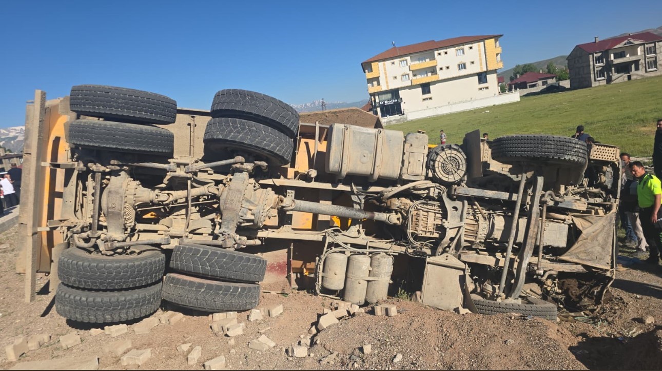 Yolcu minibüsü ile kamyonun çarpıştığı kazada ölü sayısı 3’e yükseldi 6 yolcu minibusu ile kamyonun carpistigi kazada olu sayisi 3e yukseldi 2 8M5AjfH1
