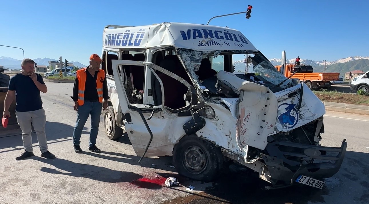 Yolcu minibüsü ile kamyonun çarpıştığı kazada ölü sayısı 3’e yükseldi 7 yolcu minibusu ile kamyonun carpistigi kazada olu sayisi 3e yukseldi 3 RaaczvKM