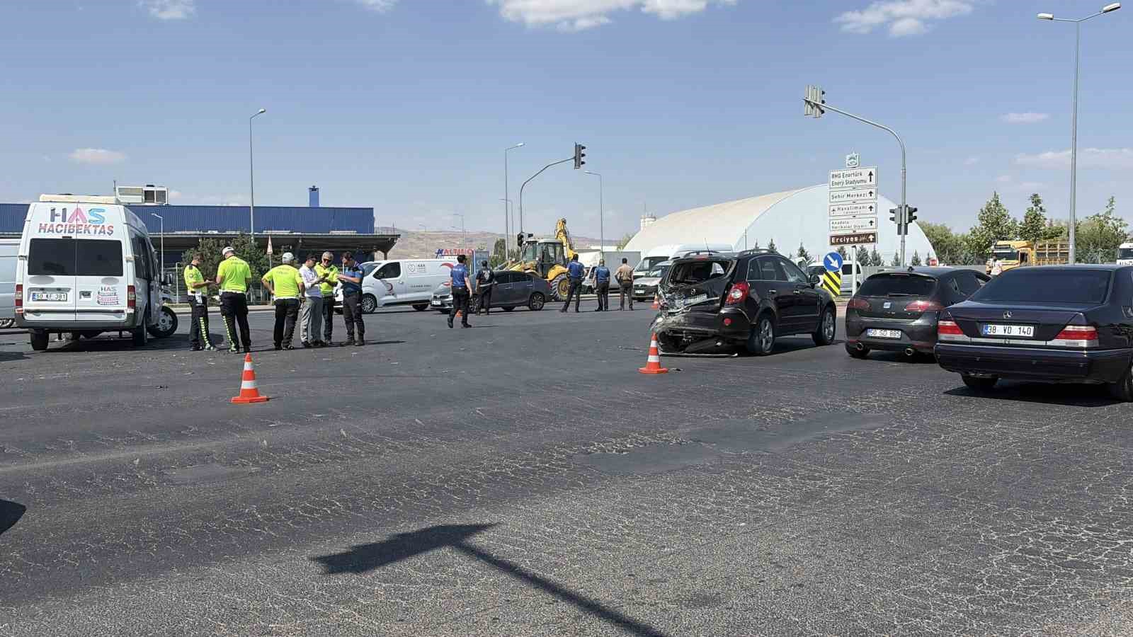 yolcu minibusu ile otomobil carpisti 8 yarali 0