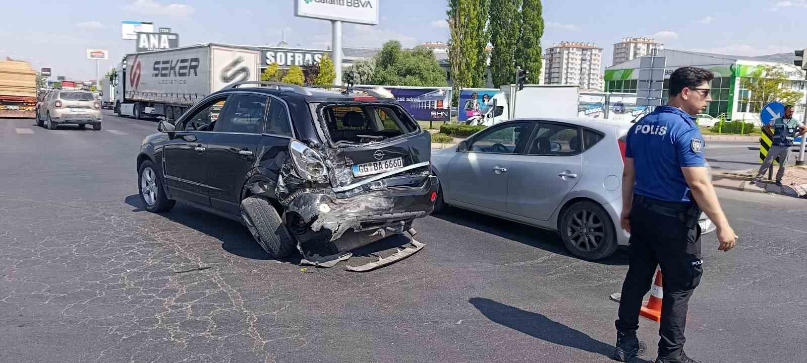 yolcu minibusu ile otomobil carpisti 8 yarali 1 3z3UrOL9
