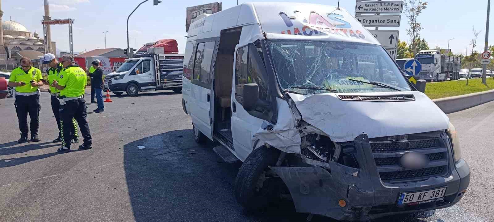 yolcu minibusu ile otomobil carpisti 8 yarali 2 C1iAmcqE