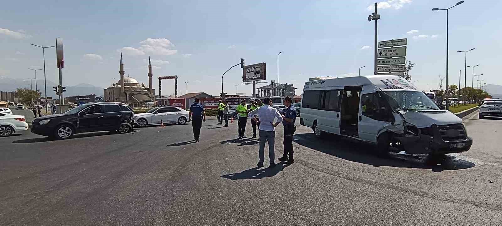 yolcu minibusu ile otomobil carpisti 8 yarali 3 wht72Jid